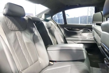 BMW Seria 7 G11-G12 Sedan 750i 450KM 2018 BMW Seria 7 Pneumat M Pakiet HeadUp Radar Dociagi Masaz Wentyl Harman Bezwp, zdjęcie 17