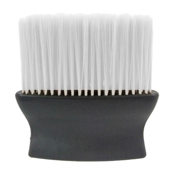 Щетка для чистки салона автомобиля. Белый инструмент для чистки щелей.