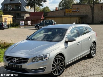 Volvo V60 I Kombi Facelifting 2.0 D4 DRIVE-E 190KM 2015 Volvo V60 Volvo V60 D4 Momentum 2.0 Diesel 190KM