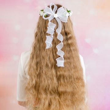 Венок для причастия в виде живых белых роз и жемчуга.