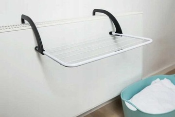 Сушилка для белья и одежды Vileda Express, установленная на радиаторе.