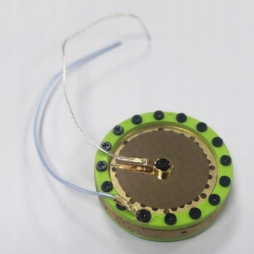 Конденсаторный микрофон в деревенском стиле для студийной записи