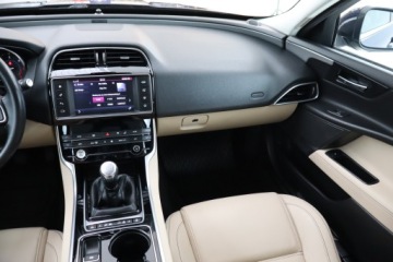 Jaguar XE Sedan 2.0 i4 163KM 2017 Jaguar XE E-Performance, Skóra, Navi, Klima, zdjęcie 7