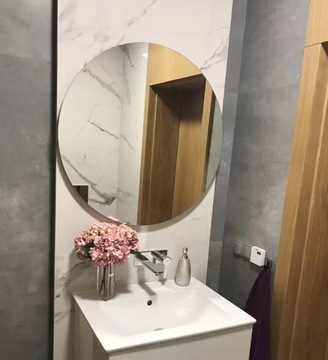 Набор вешалок для картин, приклеенных к зеркалу.