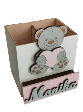 Настольный органайзер с буквами имени ребенка.