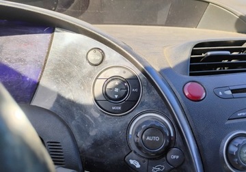 Honda Civic VIII Hatchback 3d 2.2 i-CTDi 140KM 2007 Honda Civic 2007r, 2.2 CDTI. Delikatnie przetarty prawy bok. Jezdzi. 2.2, zdjęcie 12