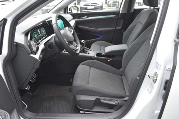 Volkswagen Golf VIII Variant 1.0 TSI 110KM 2023 Volkswagen Golf SalonPL 110KM Life Variant Pakiety Podgrzew.KierownicaFot, zdjęcie 30