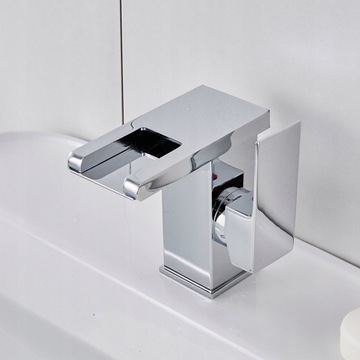 Отдельно стоящий хромированный смеситель для умывальника