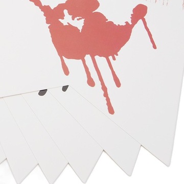 Страшный кровавый нож с отпечатками рук, висящие баннеры