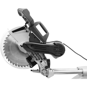 Торцовочная пила 305 мм с лазерной резкой. Рабочий стол.