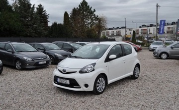 Toyota Aygo I Hatchback 5d Facelifting 1.0 VVT-i 68KM 2013 Toyota Aygo Klimatyzacja Nawigacja TOM TOM Elektryczne Szyby Benzyna 68KM