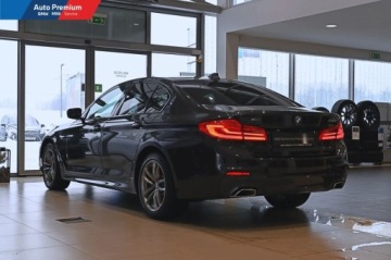 BMW Seria 5 G30-G31 Limuzyna 520d 190KM 2019 BMW Seria 5 xDriveAdaptacyjne Reflektory LEDSkorzana Kierownica M 2.0, zdjęcie 17