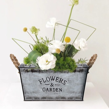 ЦВЕТОЧНЫЕ ГОРШКИ - Цветы в горшках на жестяной веранде.