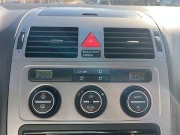 Volkswagen Touran I 1.9 TDI 105KM 2010 Volkswagen Touran 1.9 TDI Klimatyzacja Parktronic tyl El.szyby El.lusterka, zdjęcie 9