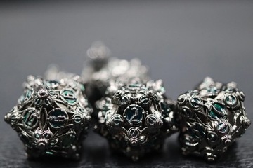 ZIMOWA TWIERDZA ZESTAW 7 METALOWYCH KOŚCI RPG