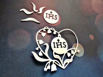 Высечка IHS в виде сердца с ландышем *причастие*.