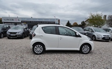Toyota Aygo I Hatchback 5d Facelifting 1.0 VVT-i 68KM 2013 Toyota Aygo Klimatyzacja Nawigacja TOM TOM Elektryczne Szyby Benzyna 68KM, zdjęcie 5