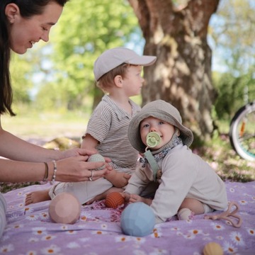 SILIKONOWE KULE SENSORYCZNE POWDER BLUE MUSHIE