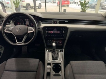 Volkswagen Passat B8 Variant Facelifting 2.0 TDI SCR 150KM 2020 Volkswagen Passat EVO Business Kamera cofania Asystent parkowania ACC, zdjęcie 12