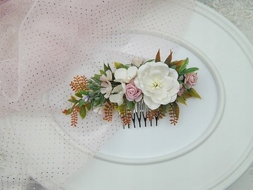 Розовая волоса расчесала цветы головной убор