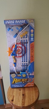 Лук со стрелами и биноклем