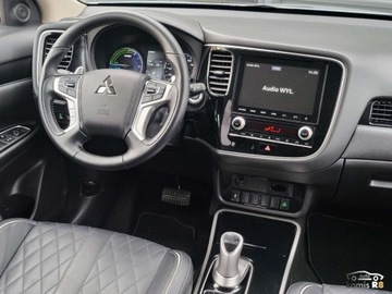 Mitsubishi Outlander III 2019 Mitsubishi Outlander PHEV 224KM 2019r 14TysKm 13.8kWh 4WD Plug-in Stan ide, zdjęcie 23