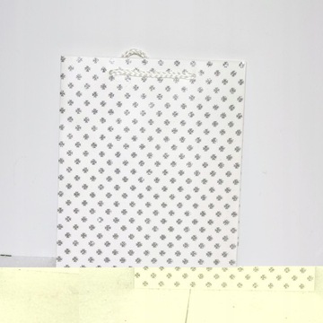 Подарочный пакет с белой сребрна-бракадой 18x23x10 см 3 дизайн