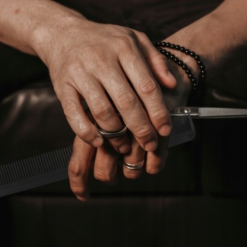 Парикмахерский набор COMB из 10 предметов для идеальной стрижки и растушевки.