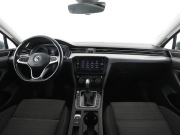 Volkswagen Passat B8 Variant 2.0 TDI BlueMotion SCR 150KM 2019 Volkswagen Passat navi czujniki parkowania, zdjęcie 14