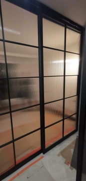 Стеклянные раздвижные двери лофт, изготовленные по индивидуальному заказу польского производителя DARKO.