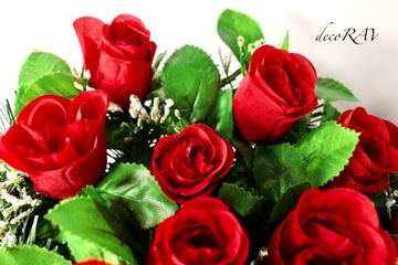 Оформление могилы: розы, венок из искусственного сердца, слезинка.