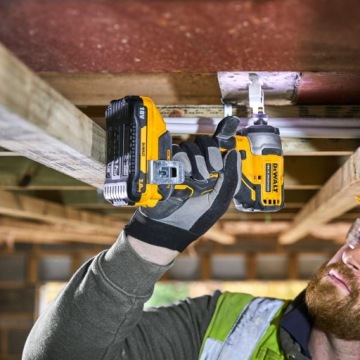 Набор отверток Dewalt DCK2062M2T, питание от аккумуляторных батарей 18 В.