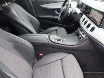 Mercedes Klasa E W213 Limuzyna Facelifting 2.0 E220d 194KM 2022 Mercedes E E 220 d, Salon Polska, 1. Właściciel, zdjęcie 8