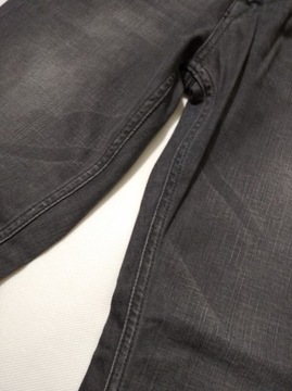 Męsk spodnie jeans szare GUESS Lincoln 33 skracane