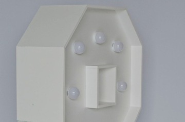 Цифра 18 освещена лампочками, цифры дня рождения 100 см.