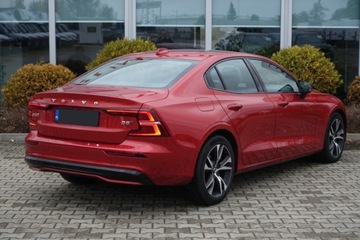Volvo S60 III Sedan Facelifting 2.0 B5 250KM 2024 Volvo S60 Bezwypadek B5 AWD UltimateDark Kamera360 ACC R-Design FV23, zdjęcie 2