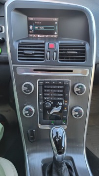 Volvo XC60 I SUV Facelifting 2.0 D4 DRIVE-E 181KM 2014 Volvo XC 60 D4 salon Polska stan idealny 190 tys., zdjęcie 4