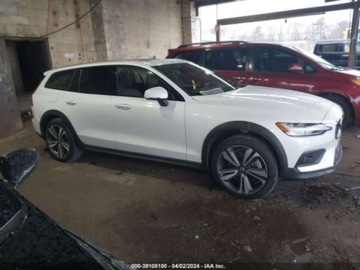 Volvo V60 II  Kombi Facelifting 2.0 B5 250KM 2023 Volvo V60 Cross Country 2023r, B5, 4x4, 2.0L 2.0 Benzyna 250KM, zdjęcie 2