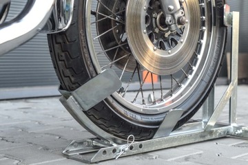 Крепление подставки для передних колес к прицепу мотоцикла