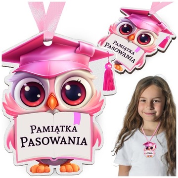 ŚLUBOWANIE KLAS PIERWSZYCH PIERWSZOKLASISTY PREZENT NA PASOWANIE MEDAL SOWA