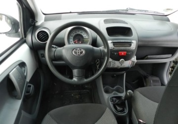 Toyota Aygo I Hatchback 3d 1.0 VVT-i 68KM 2010 Toyota Aygo mala tania niezawodna BEZ RDZY klima Benzyna 68KM, zdjęcie 6