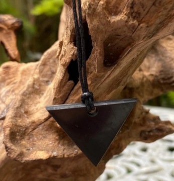 КУЛОН из ШУНГИТА, ЖЕНСКИЙ ТРЕУГОЛЬНИК, радиатор, 4 см