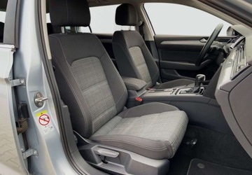 Volkswagen Passat B8 Variant Facelifting 2.0 TDI SCR 150KM 2022 Volkswagen Passat 2.0 TDI 150KM Business DSG SerwisASO Acc Led Nawi AppCon, zdjęcie 12