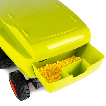 СЕЛЬСКОХОЗЯЙСТВЕННЫЙ КОМБАЙНЕР ЕЗДИТ И СОБИРАЕТ ШАКИ