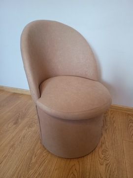 Пуф со спинкой и контейнером для игрушек.