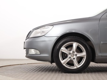 Skoda Octavia II Hatchback Facelifting 1.6 TDI CR DPF 105KM 2012 Skoda Octavia 1.6 TDI, Klima, Klimatronic, zdjęcie 14