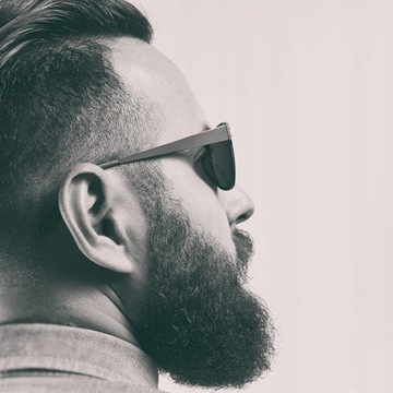 Профессиональный парикмахер Italwax отправляется для депиляции мужской кожи бровей