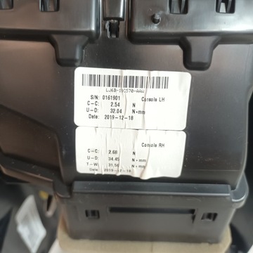 Ford Escape 20 — воздушная консоль центрального туннеля