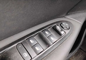 Citroen C4 II Hatchback 5d Facelifting 1.6 HDi 92KM 2015 Citroen C4 2015r, 1.6 HDI. Lekko uszkodzony lewy przod. Jezdzi. 1.6 92KM, zdjęcie 9