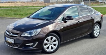 Opel Astra J Sedan 1.4 Turbo ECOTEC 140KM 2013 Opel Astra Lift 1.4 Turbo 140KM BiXenony Ledy NawiPL PółSkóra Grzana Kiera